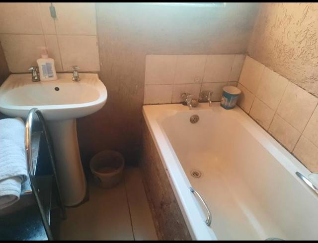 2 BEDROOM HOUSE FOR SALE IN LAKESIDE